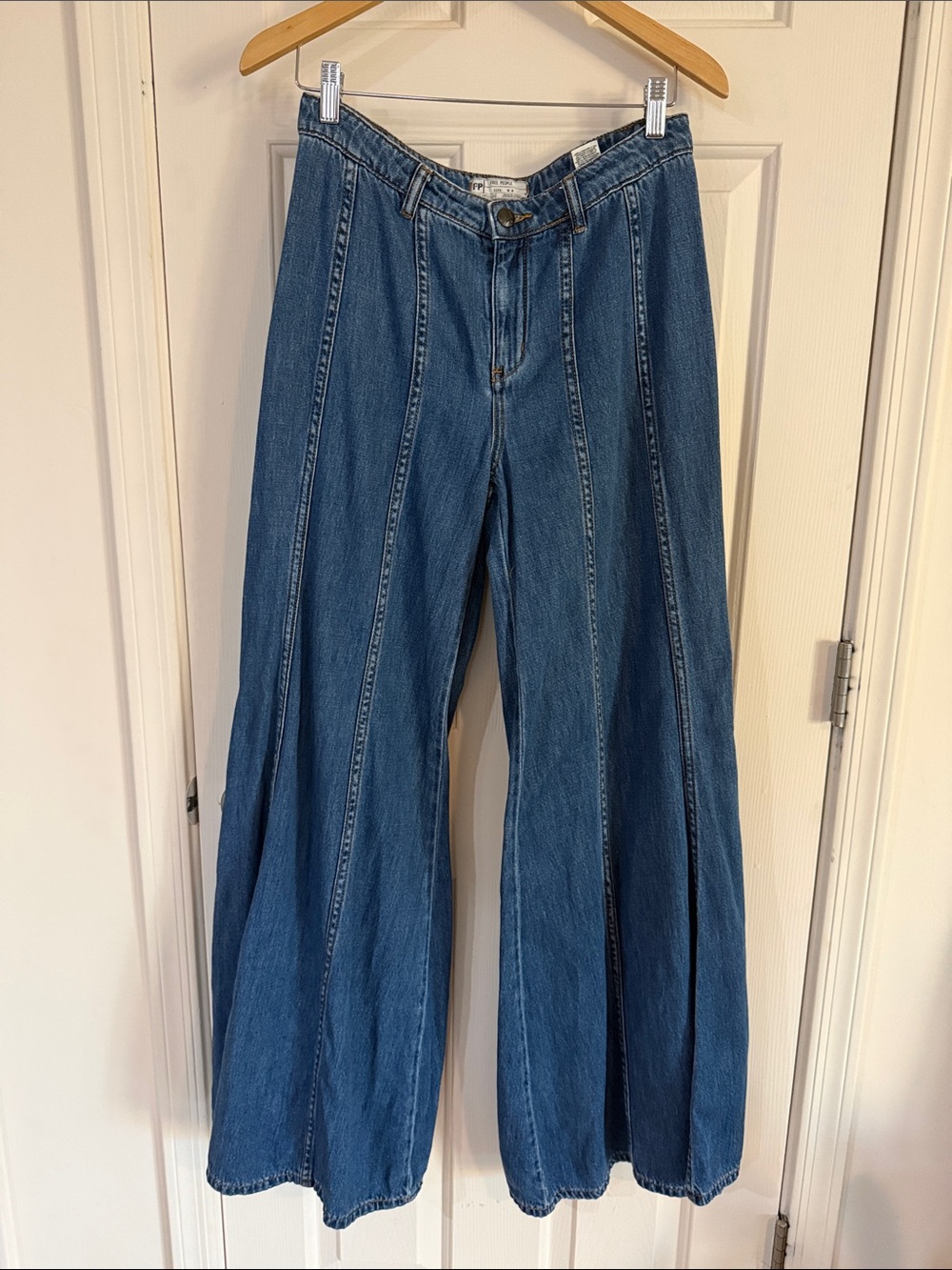 FREE PEOPLE Very Rare Like New Super Wide Leg flare Jeans in Medium Wash 4 - Picture 3 of 5